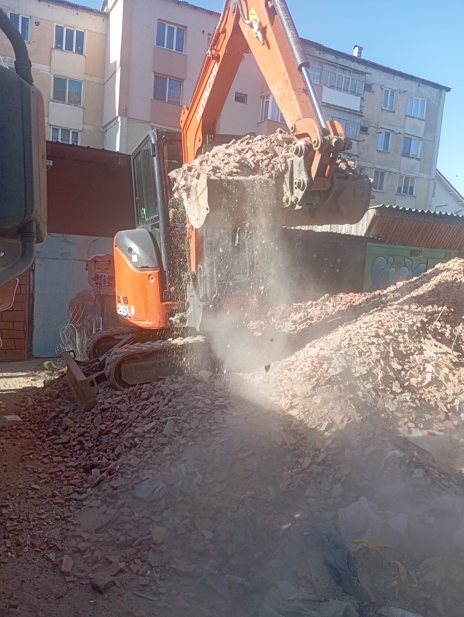 Demolare la un bloc cu Miniexcavator