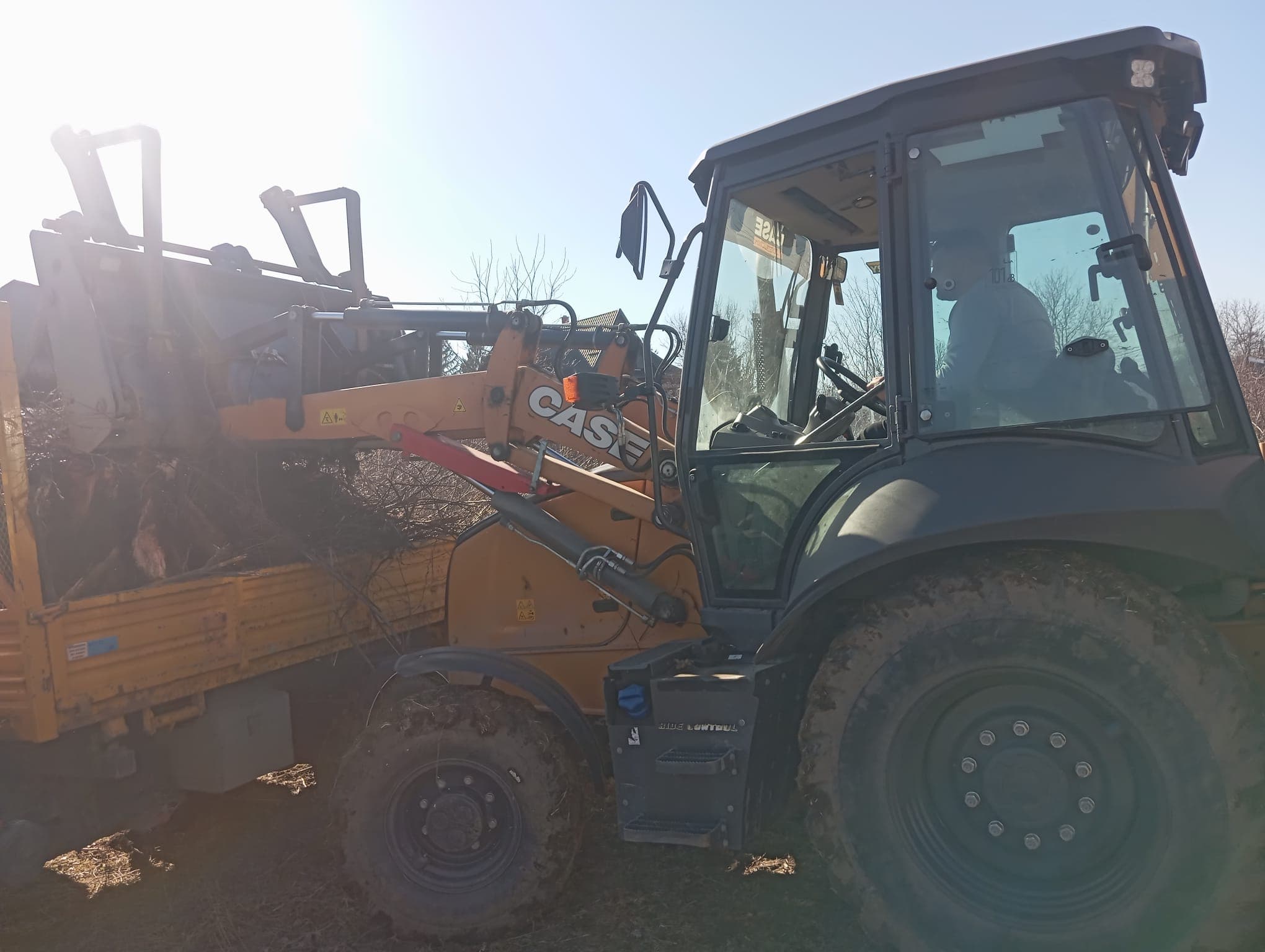 Nivelare și curățare cu Buldoexcavator