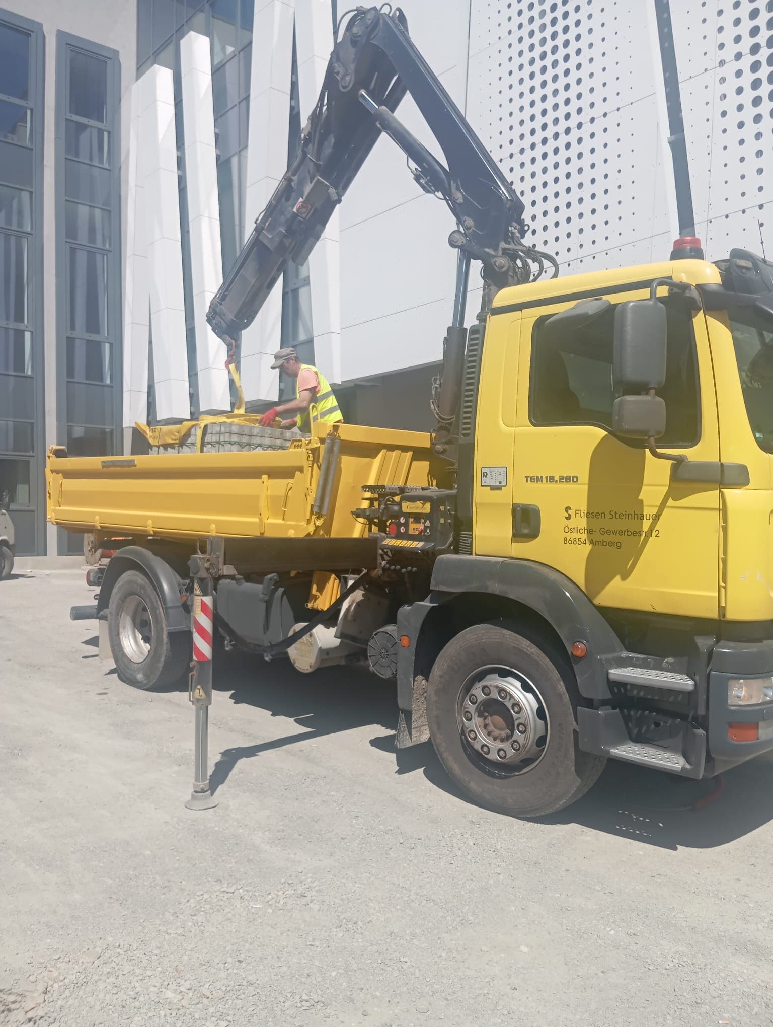 Transport la judecătoria Târgu Neamț cu basculantă